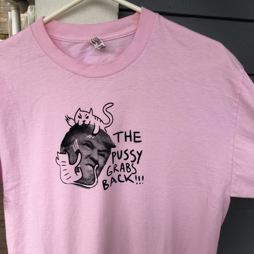 Grabs Trump back shirt